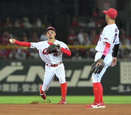 　７回、板山の打球を好捕した矢野（撮影・市尻達拡）