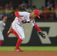 　７回、板山の打球を好捕した矢野（撮影・市尻達拡）