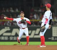 　７回、板山の打球を好捕した矢野（撮影・市尻達拡）