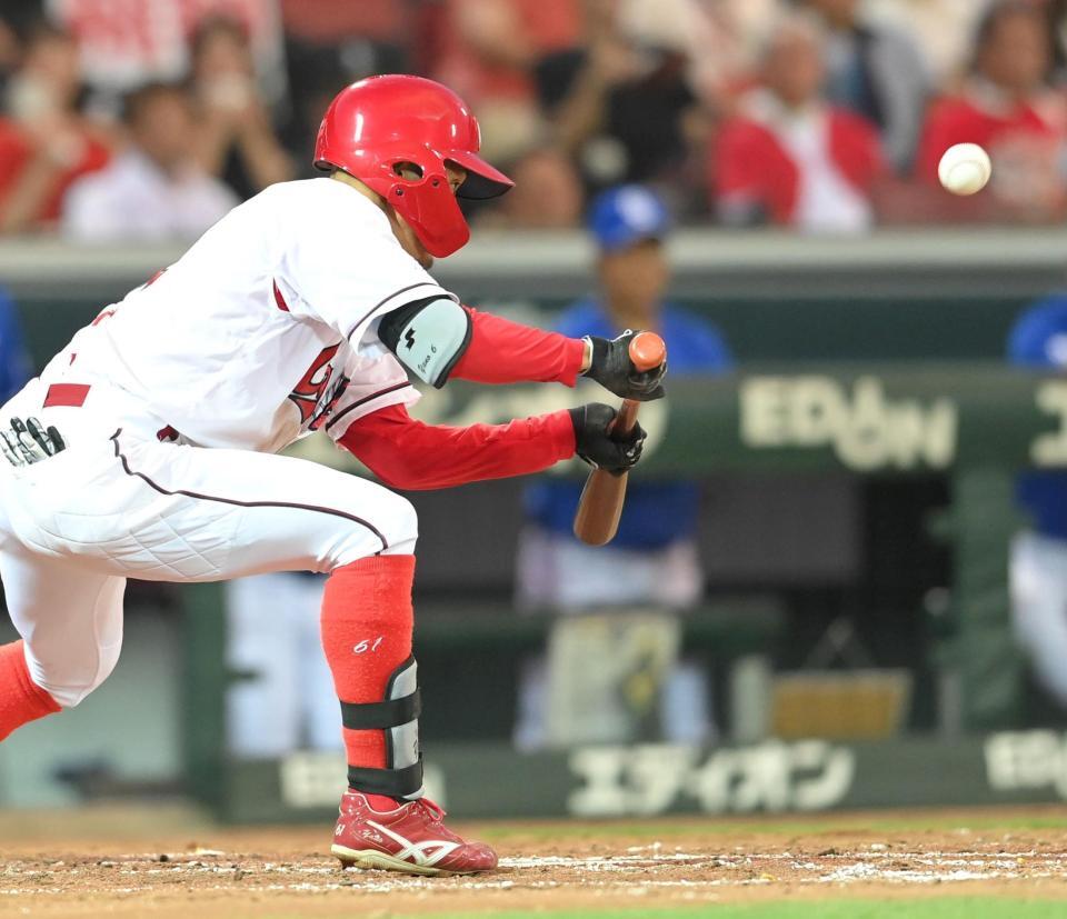 　５回、投手前への送りバントを、安打とした矢野（撮影・市尻達拡）