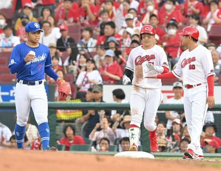 　２回、小園は、同学年の根尾から一塁内野安打を勝ち取る（撮影・市尻達拡）