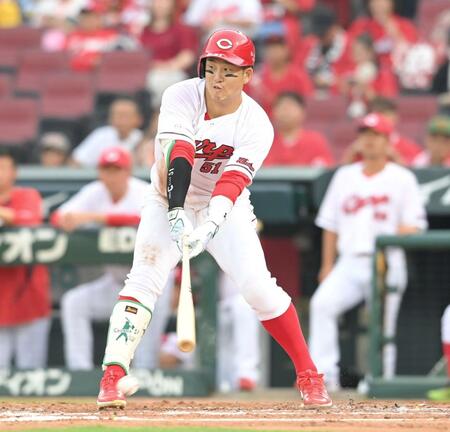 　２回、小園は一塁内野安打を勝ち取る（撮影・市尻達拡）