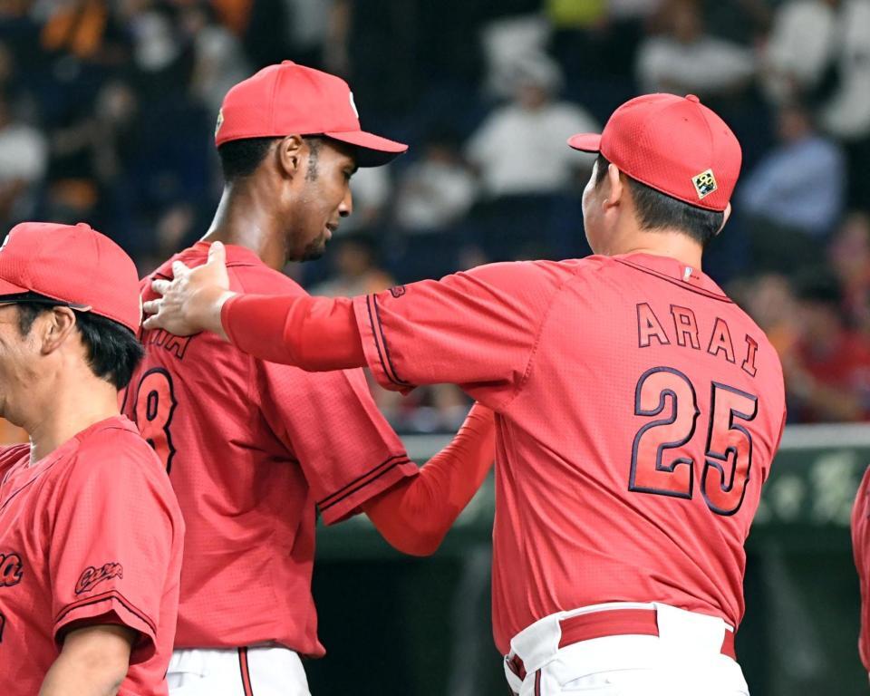 　プロ初完封勝利を挙げ、新井監督（右）から祝福されるアドゥワ（撮影・佐藤厚）