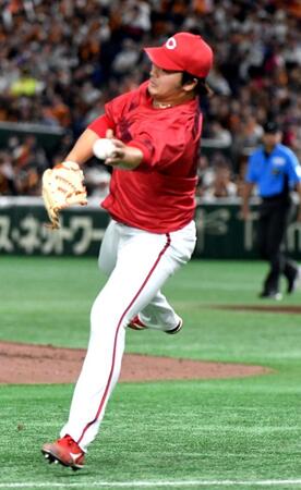 　４回、岸田のバントを捕球し二走を三塁で封殺する床田（撮影・佐藤厚）