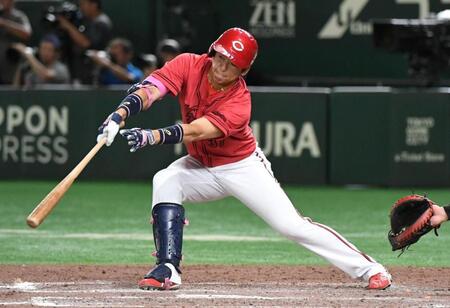 　８回、野間は中前適時打を放つ（撮影・佐藤厚）