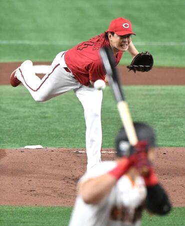 　１回、岡本和（手前）を二飛に打ち取る大瀬良（撮影・佐藤厚）