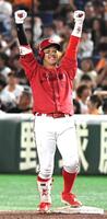 　８回、小園は右前に逆転の２点適時打を放ち、こん身のガッツポーズ