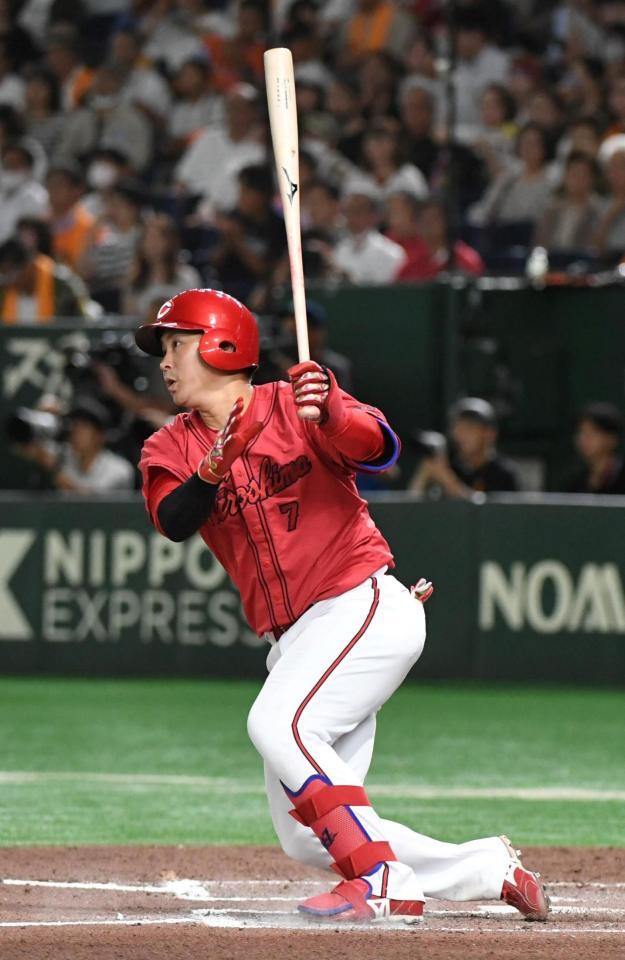 　６回、堂林は左前安打を放つ（撮影・佐藤厚）