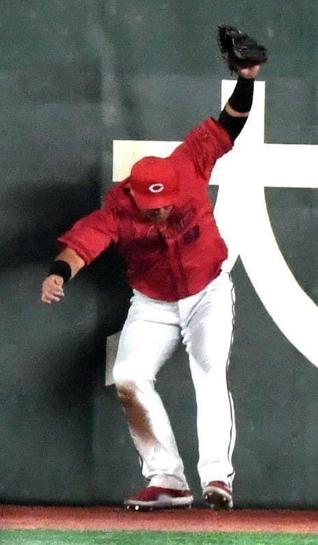 　４回、坂本の左飛を好捕する末包（撮影・佐藤厚）