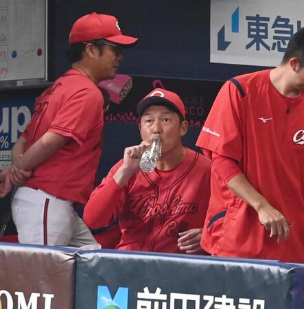 　５回、ベンチで一息つく新井監督（撮影・飯室逸平）
