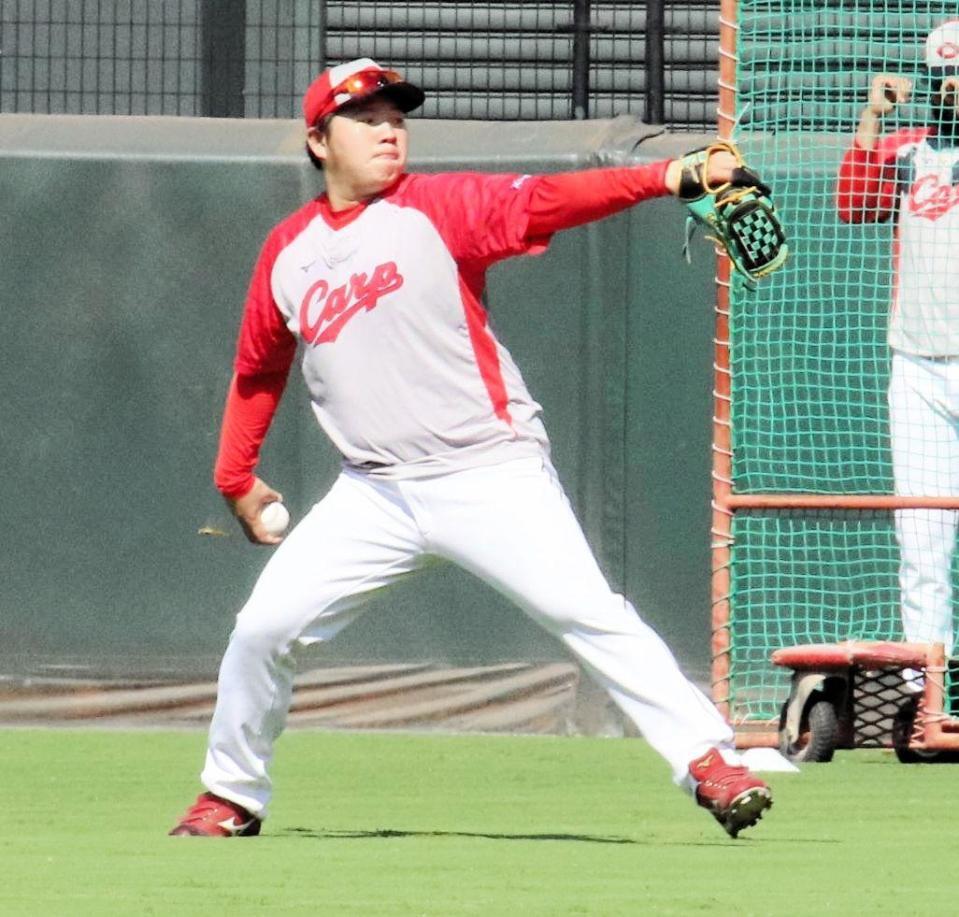 　１軍に今季初合流してキャッチボールで汗を流す松本（撮影・畠山賢大）
