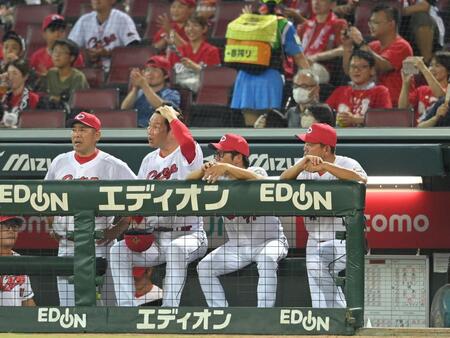 　菊地原毅コーチら（右）と話をする新井監督（撮影・市尻達拡）