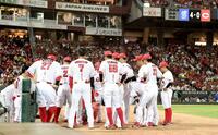 　５回の攻撃前、ベンチ前で円陣を組む広島ナイン（撮影・市尻達拡）