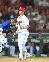 　９回、坂倉が見逃し三振に倒れ、試合が終わる（撮影・市尻達拡）