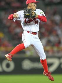 広島・矢野が好守で床田を救う　華麗なジャンピングスローでを魅了