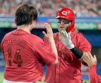 　４回、末包は左越えに８号同点ソロを放ち、大瀬良（左）に迎えられる（撮影・佐藤厚）