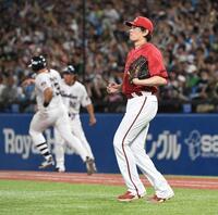 　６回、大瀬良はオスナ（左）に勝ち越し二塁打を打たれる（撮影・佐藤厚）