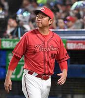 　６回、大瀬良の交代を告げベンチに戻る新井監督（撮影・佐藤厚）