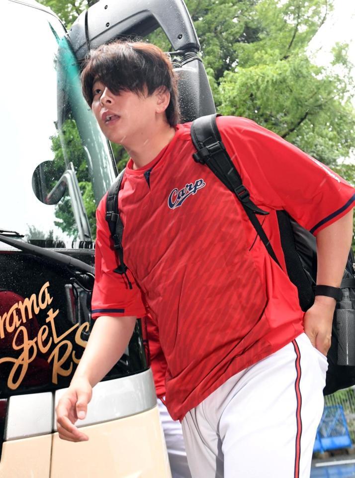 　室内練習場に入る大瀬良（撮影・佐藤厚）