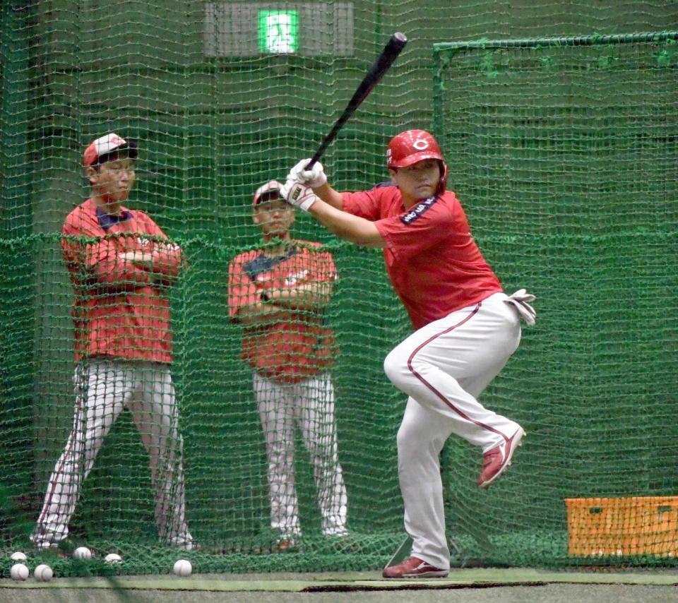 　新井監督（左）の前でバットを振る末包（撮影・佐藤厚）