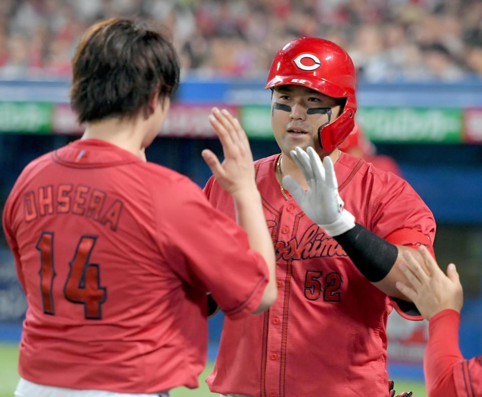 　４回、末包は左越えに８号同点ソロを放ち、大瀬良（左）に迎えられる（撮影・佐藤厚）