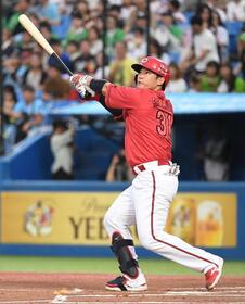 広島・坂倉が先制の８号３ラン　得意の神宮で猛打さく裂　ベンチ前では「よっしゃー！」と雄たけび