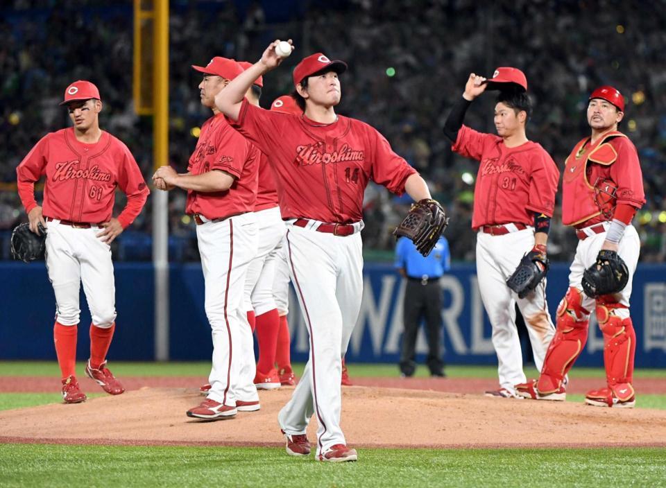 　６回、６失点でマウンドを降りる大瀬良（撮影・佐藤厚）