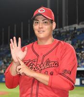 　６勝目を挙げ笑顔を見せる九里（撮影・佐藤厚）