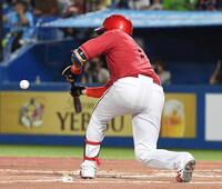 　６回、三塁前に送りバントを決める九里