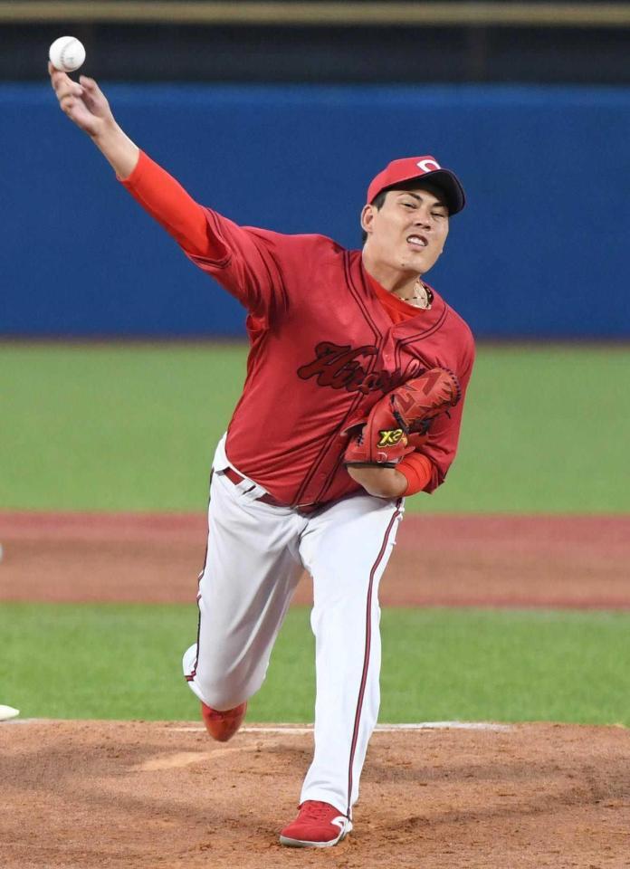 　ヤクルト打線に立ち向かう九里（撮影・佐藤厚）