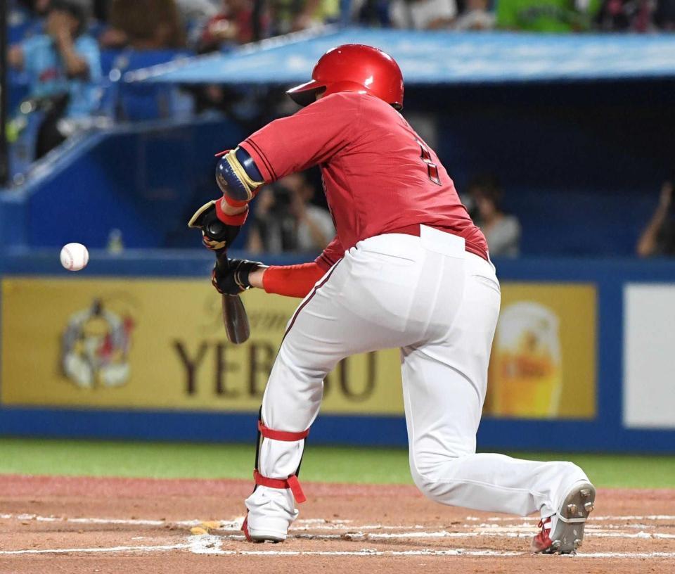 　６回、三塁前に送りバントを決める九里