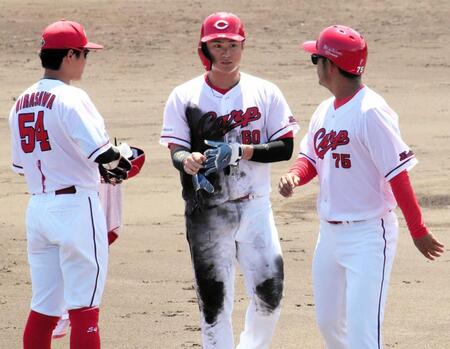 　８月初旬のウエスタン戦で泥だらけになる田村（中央）＝撮影・畠山賢大