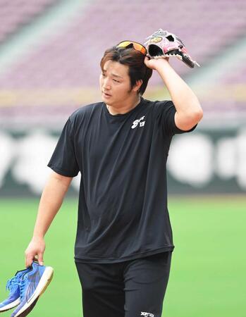 　練習を終え、ロッカーに戻る床田