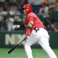 　１回、先制２点二塁打を放つ末包（撮影・金田祐二）