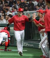 　４回、坂倉の中前適時打で生還しナインに迎えられる末包（撮影・金田祐二）