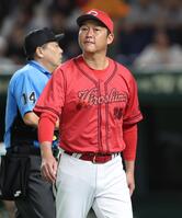 　首位攻防戦の１戦目を勝利した新井監督（撮影・金田祐二）