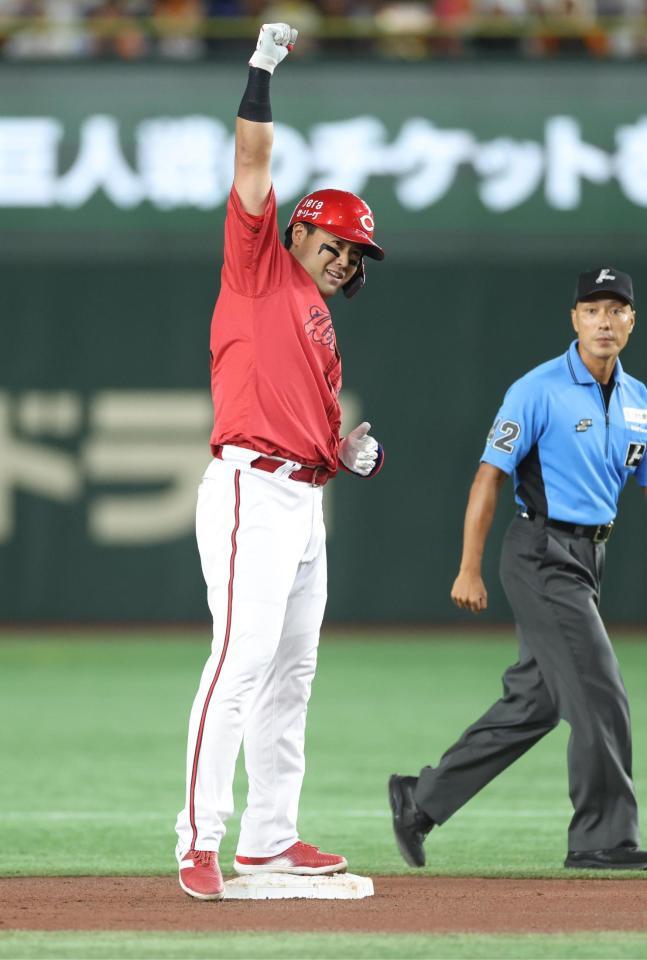 　１回、先制２点二塁打を放ちガッツポーズの末包（撮影・金田祐二）