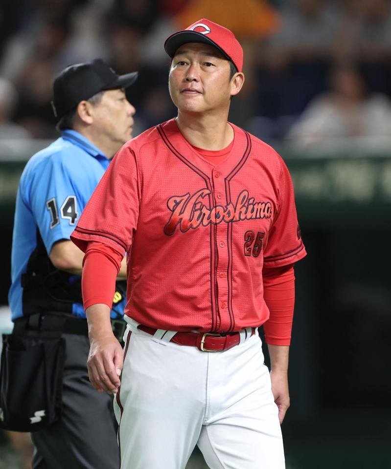 　首位攻防戦の１戦目を勝利した新井監督（撮影・金田祐二）