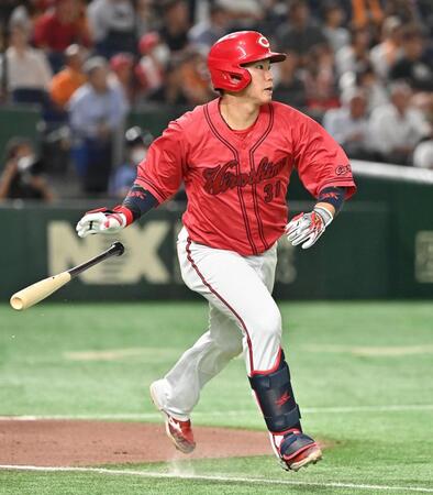 　７回、右越えに先制ソロを放つ坂倉