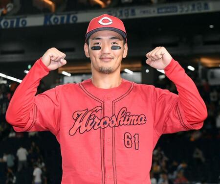 　決勝打を放ち、お立ち台で笑顔を見せる矢野（撮影・佐藤厚）