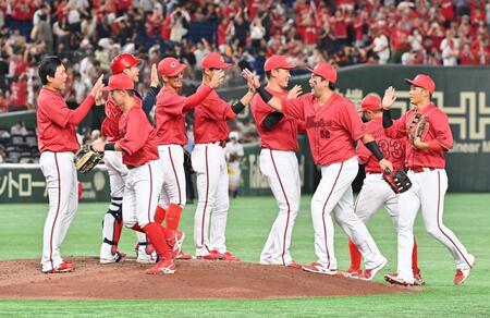 　巨人に勝利して喜ぶ矢野（左から４人目）ら広島ナイン