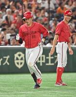 　７回、先制ソロを放ち塁を回る坂倉（左）