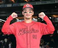 　決勝打を放ち、お立ち台で笑顔を見せる矢野（撮影・佐藤厚）