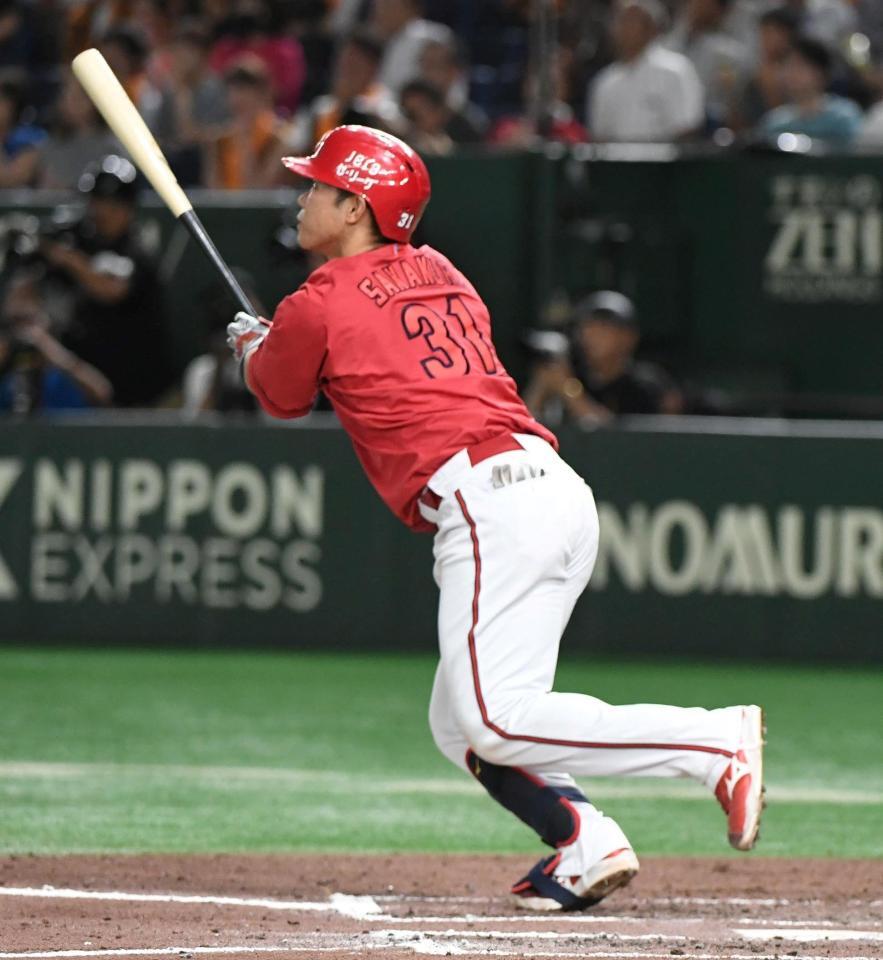 　７回、坂倉は右越えに９号先制ソロを放つ（撮影・佐藤厚）