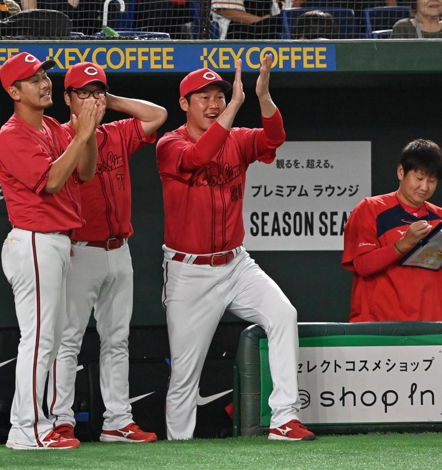 　１０回、勝ち越しを放った矢野に向けて拍手を送る新井監督（中）