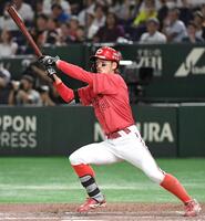 　１０回、左前に決勝打を放つ矢野（撮影・佐藤厚）