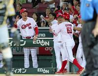 　７回、菊池の左犠飛で生還した小園（５１）を迎える新井監督（左）＝撮影・立川洋一郎