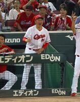 　３回、新井監督は末包の先制適時打にガッツポーズを見せる（撮影・山口登）