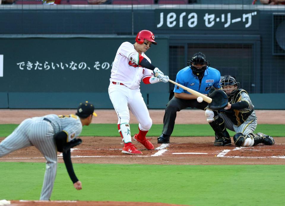 　１回、中前打を放つ小園（撮影・山口登）