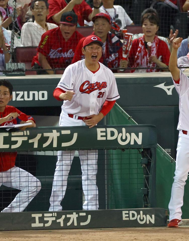 　３回、新井監督は末包の先制適時打にガッツポーズを見せる（撮影・山口登）